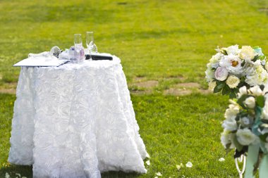 Açık havada düğün arch. Doğal çiçekler. Dekor. Floristics. töreni ziyaret etti. Gelin buketi. Beyaz düğün sandalye. Düğün iç