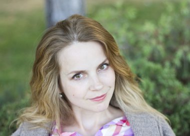 Güzel kıvırcık sarışın açık havada. Mutlu bir kadın portresi.