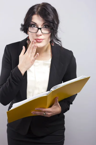 Close-up gezicht portret van jonge zakenvrouw. Lachende vrouw portret van het bedrijf geïsoleerd — Stockfoto