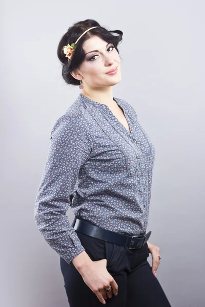 Beautiful brunette on a gray background.Beautiful girl with the Greek haircut. Provence style — Stock Photo, Image