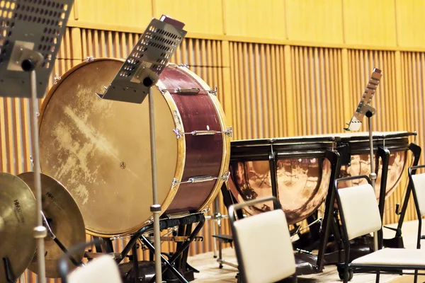 Grupo de instrumentos clásicos de percusión sobre un gran escenario de madera — Foto de Stock