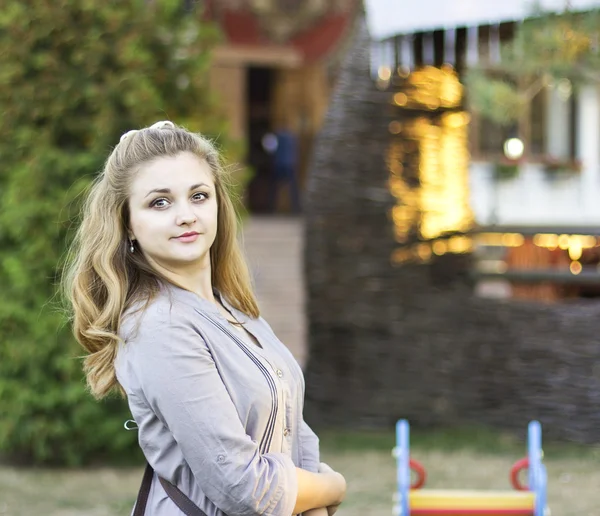 Mooi krullend blond buiten. Portret van een gelukkige vrouw. — Stockfoto