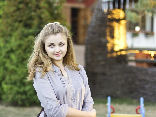 Mooi krullend blond buiten. Portret van een gelukkige vrouw. — Stockfoto