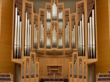 Büyük bir konser salonundaki org boruları. Müzik aleti. Büyük Konser Salonu. Klasik müzik.