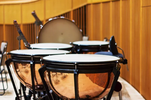 Grupo de instrumentos clássicos de percussão em um grande palco de madeira — Fotografia de Stock