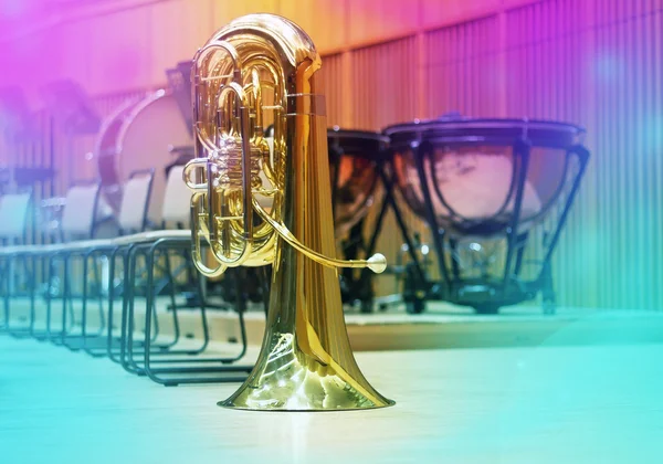 Goldene Tuba im Konzertsaal. Musikinstrument aus Kupfer — Stockfoto