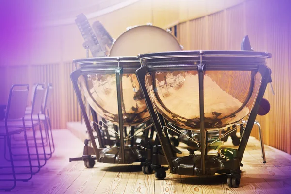 Groep van klassieke percussie-instrumenten op een groot houten podium — Stockfoto