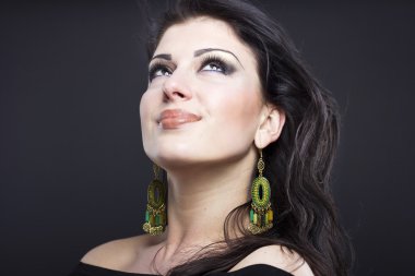 Güzel esmer ile uçan bir saç. Takı güzel bir kızın portresi. Parlak saçlar. Moda. Güzel kadın süsler