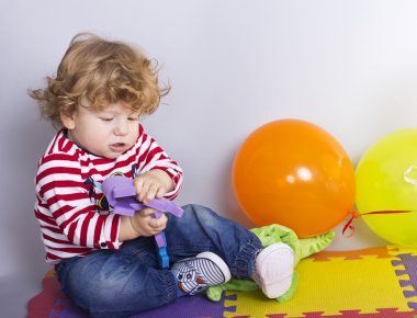 Çocuk yaşında oyuncaklarla. Bebek hediyesi. Mutlu çocuk