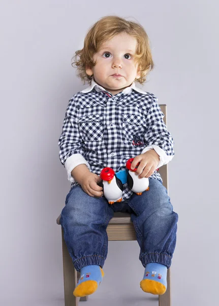 Il bambino ha un anno con i giocattoli. Regali per il bambino. Felice ragazzo. — Foto Stock