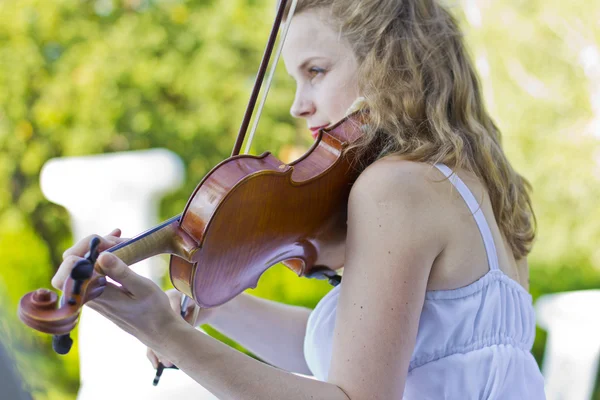Chica tocando en el violín al aire libre. Músico para la boda. Violín bajo el cielo abierto —  Fotos de Stock
