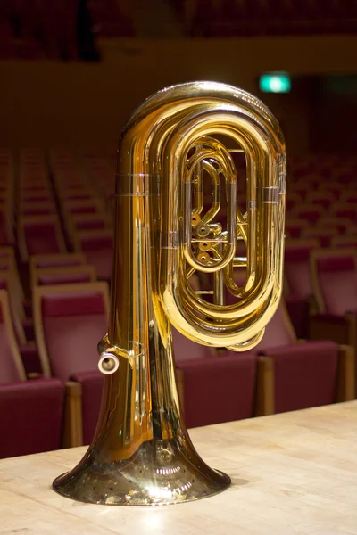 Tuba dorada en la sala de conciertos. Instrumento de viento. Instrumento musical de cobre — Foto de Stock