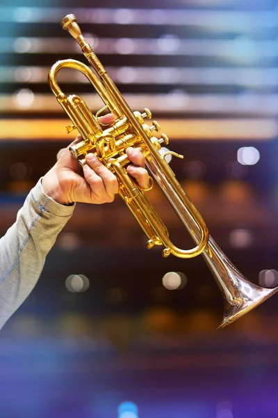 Trumpetare på stage.wind instrument. Trumpet. Concert Hall. Blåsinstrument — Stockfoto