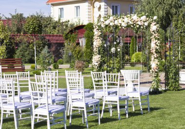 Açık havada düğün arch. Doğal çiçekler. Dekor. Floristics. töreni ziyaret