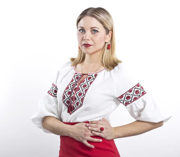 Mujer rubia joven con camisa bordada ucraniana. Hermosa chica en una blusa y falda roja — Foto de Stock