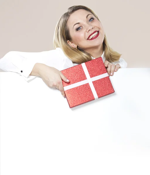 Usmívající se dívka drží dárek v červený krabici. Usmíval se obchodní žena Ukázat palec nahoru. Portrét ženy šťastné podnikání. — Stock fotografie