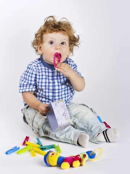 Das Kind ist ein Jahr alt mit Spielzeug. Geschenke für Babys. Glücklicher Junge — Stockfoto