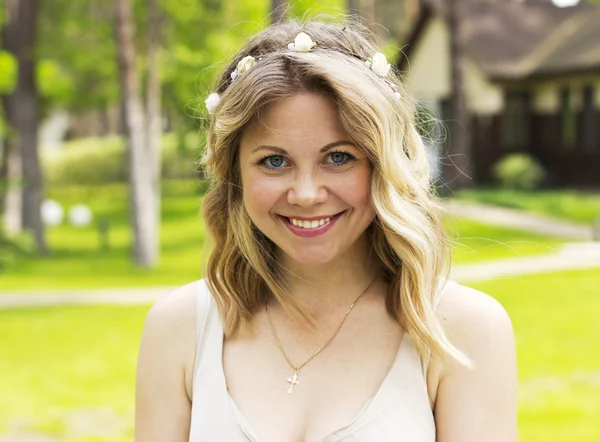 Portret van een mooi lachende meisje in de natuur. Gezicht charmante blonde. Meisje buiten — Stockfoto