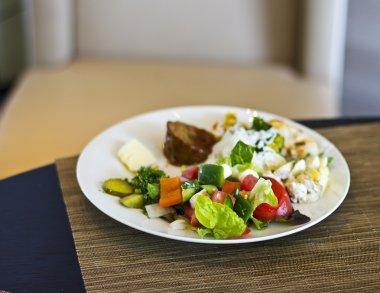 Öğle yemeği otelde. Taze sebze salatası. İş yemeği. Beş yıldızlı oteldir. Ana yemekler. Masanın üzerine salata