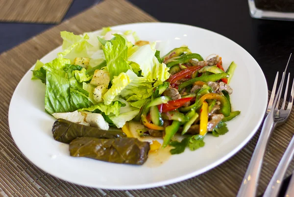 Öğle yemeği otelde. Taze sebze salatası. İş yemeği. Beş yıldızlı oteldir. Ana yemekler. Masanın üzerine salata — Stok fotoğraf