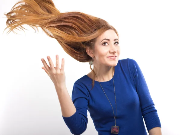 Menina com cabelo voador.Jovem menina sorridente com cabelo longo e saudável. Cabelo forte e saudável. Cabelo forte. Menina fina bonita com um corte de cabelo. Estilo de cabelo — Fotografia de Stock