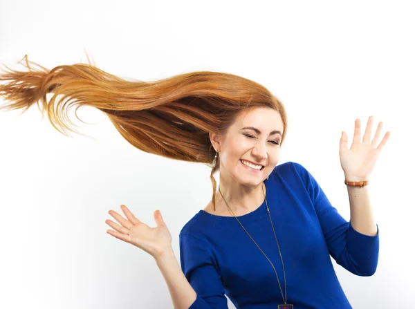 Flicka med flygande hår. Leende flicka med långt och friskt hår. Friska starka hår. Starkt hår. Vacker smal tjej med en frisyr. Frisyr — Stockfoto