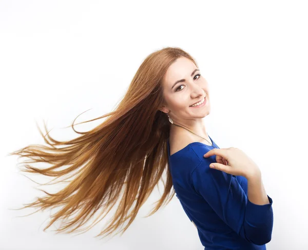 Ragazza con i capelli volanti.Giovane ragazza sorridente con lunghi capelli sani. Capelli forti e sani. Capelli forti. Bella ragazza magra con un taglio di capelli. Stile dei capelli — Foto Stock