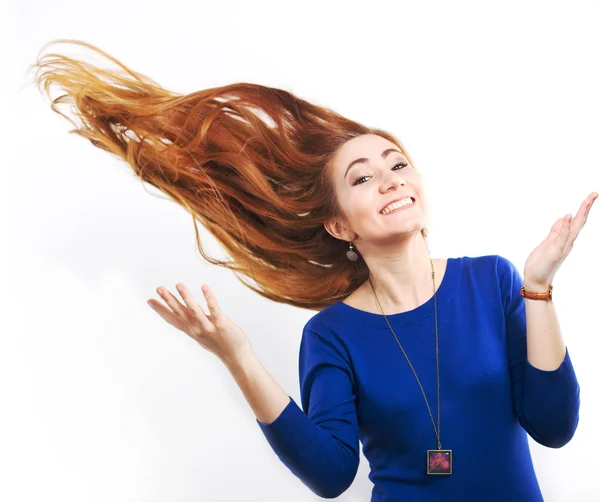 Menina com cabelo voador.Jovem menina sorridente com cabelo longo e saudável. Cabelo forte e saudável. Cabelo forte. Menina fina bonita com um corte de cabelo. Estilo de cabelo — Fotografia de Stock