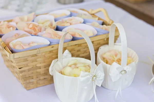 Bruiloft interieur. Rozenblaadjes. Zachte afrit ceremonie. Huwelijksdecoratie — Stockfoto