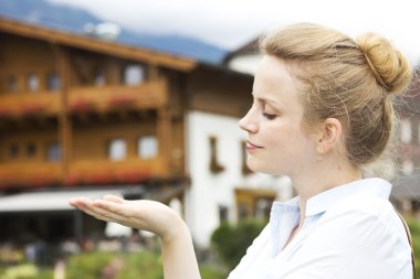 Güzel sarışın yakınındaki kır evi. Satılık Yazlık. Satılık House.For Satılık House.Beautiful genç kız doğa. Kasabanın geri kalanı