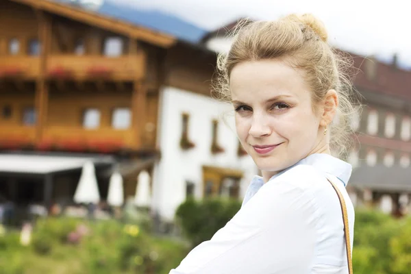 Vacker blondin nära hus på landet. Stuga till salu. Försäljning House.For försäljning House.Beautiful ung flicka på naturen. Resten av stan — Stockfoto