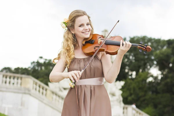Bella ragazza sorridente che suona il violino all'aperto. Musicista per il matrimonio.Violino a cielo aperto — Foto Stock