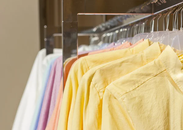 Camisas coloridas brilhantes em cabides. Camisas de algodão no supermercado. Roupas qualitativas — Fotografia de Stock