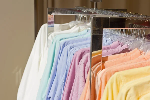 Camisas coloridas brilhantes em cabides. Camisas de algodão no supermercado. Roupas qualitativas — Fotografia de Stock