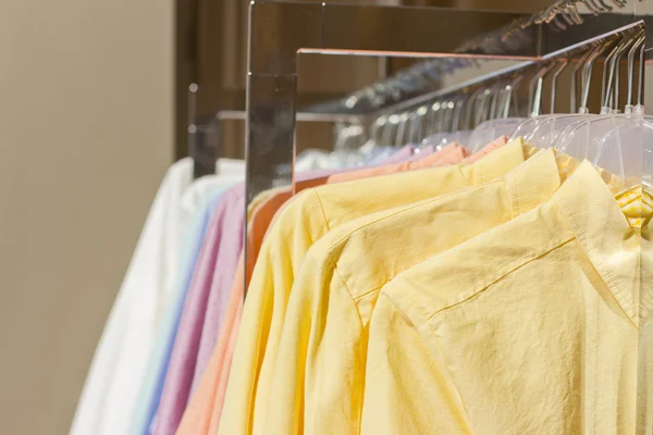 Camisas coloridas brilhantes em cabides. Camisas de algodão no supermercado. Roupas qualitativas — Fotografia de Stock