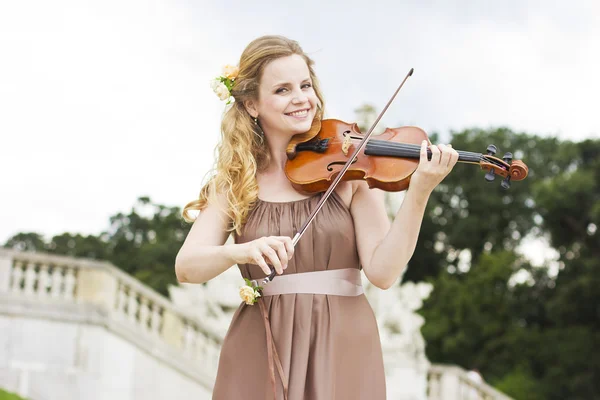 Belle fille souriante jouant sur le violon à l'extérieur. Musicien pour le mariage.Violon sous le ciel ouvert — Photo