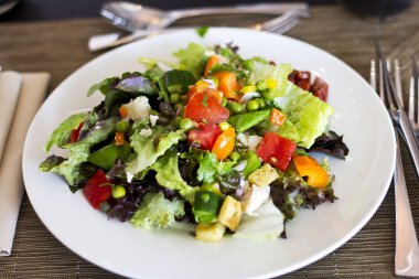 Öğle yemeği otelde. Taze sebze salatası. İş yemeği. Beş yıldızlı oteldir. Ana yemekler. Masanın üzerine salata