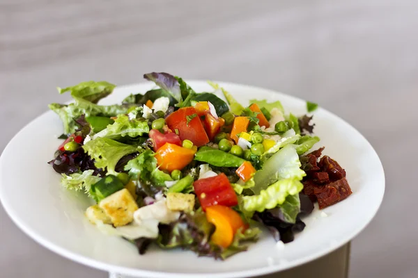 Almuerzo en el hotel. Una ensalada de verduras frescas. Almuerzo de negocios. El hotel es de cinco estrellas. Platos principales. Ensalada sobre la mesa —  Fotos de Stock