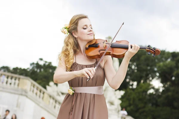 Bella ragazza sorridente che suona il violino all'aperto. Musicista per il matrimonio.Violino a cielo aperto — Foto Stock