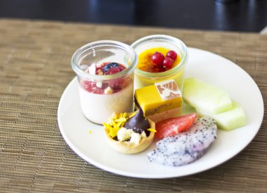 Tatlı bir plaka üzerinde. Lezzetli tatlı tatlı. İçecekler. Sufle ve beyaz tabakta kek