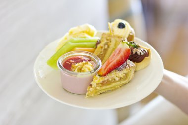 Tatlı bir plaka üzerinde. Lezzetli tatlı tatlı. İçecekler. Sufle ve beyaz tabakta kek