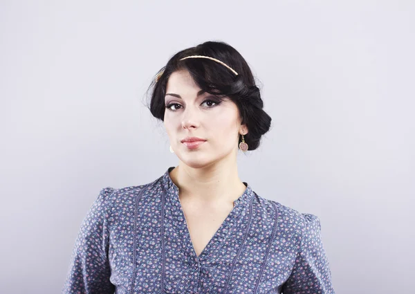 Beautiful brunette on a gray background.Beautiful girl with the Greek haircut. Provence style — Stock Photo, Image