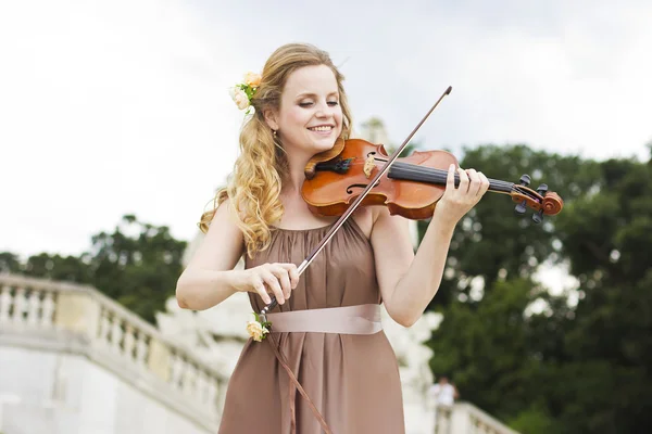 Bella ragazza sorridente che suona il violino all'aperto. Musicista per il matrimonio.Violino a cielo aperto — Foto Stock