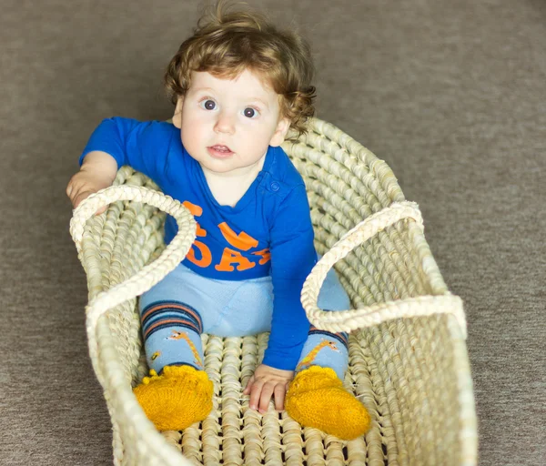 Das Kind ist ein Jahr alt mit Spielzeug. Geschenke für Babys. — Stockfoto