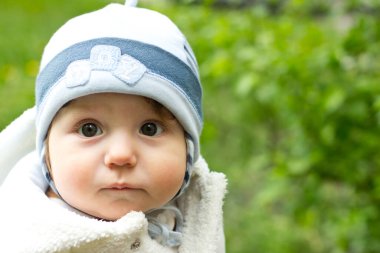 Şapkalı küçük bir çocuğun portresi.