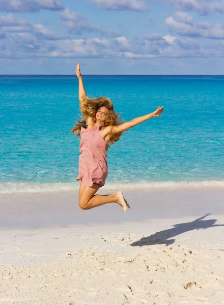 Šťastná Žena Skákání Pláži — Stock fotografie