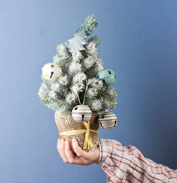 Mano Celebración Árbol Navidad Decoraciones — Foto de Stock