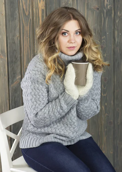 穿着保暖手套的女人 一杯热茶 — 图库照片