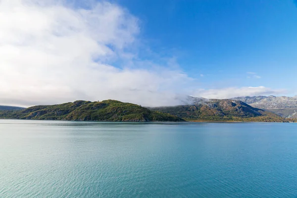 夏天美丽的湖景和山景 — 图库照片