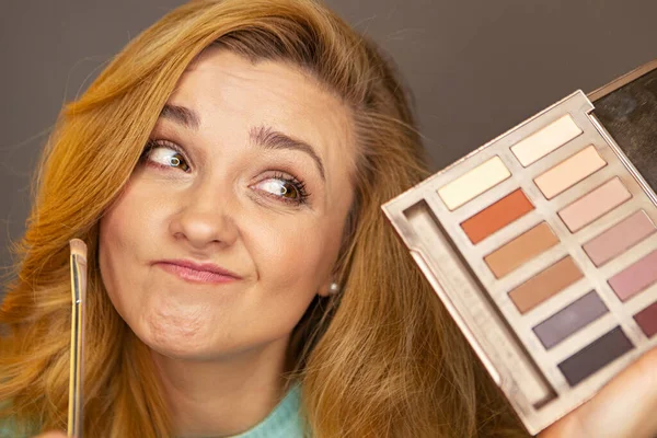 Beleza Blogueiro Escolhe Sombra Teste Maquiagem — Fotografia de Stock